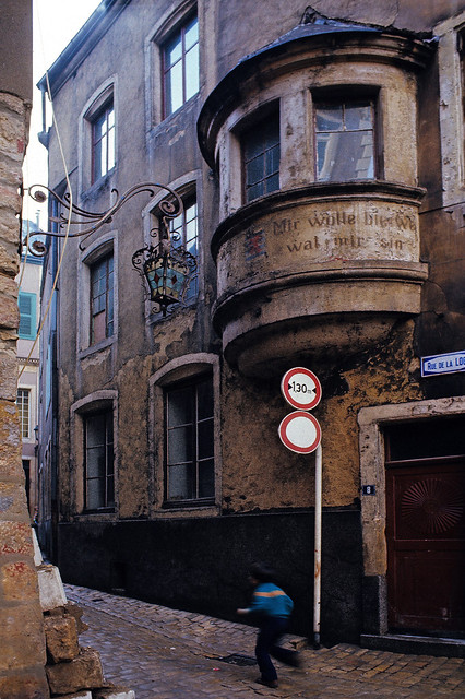 Mir wëlle bleiwe wat mir sinn — Fëschmaart, Luxembourg City, January 1972 — photo by John Beach